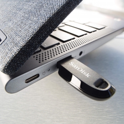 Накопичувач SanDisk  256GB USB 3.2 Type-A Ultra Curve Black SDCZ550-256G-G46