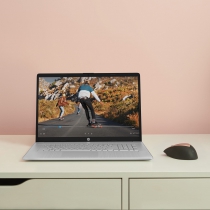 Ноутбук HP 17-cn3008ua 17.3" FHD IPS AG, Intel i3-N305, 8GB, F512GB, UMA, DOS, сріблястий 826W2EA